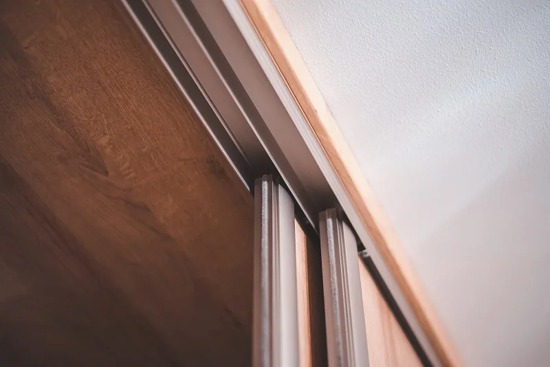 Detail horního pojezdu posuvných dveří vestavěné skříně