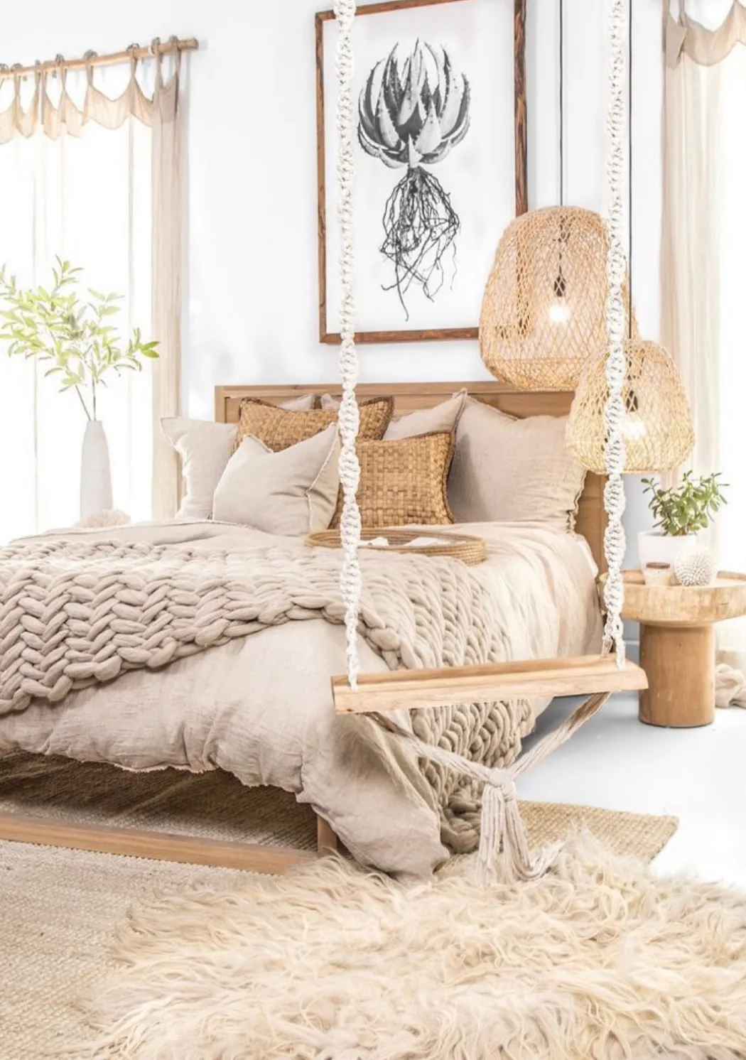 Ložnice v boho stylu s ratanovými doplňky a pleteným povlečením