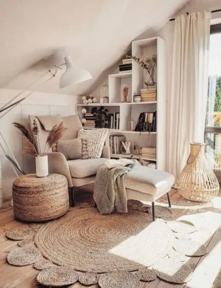 Podkrovní obývací pokoj v boho stylu s jutovým kobercem a policemi