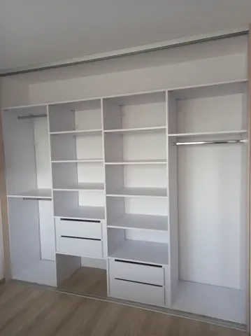 Vnitřní uspořádání skříně na míru, bílá