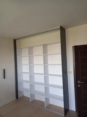 Vnitřní uspořádání skříně na míru, bílá