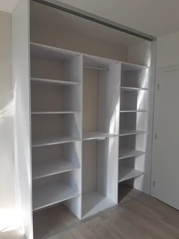 Vnitřní uspořádání skříně na míru, bílá