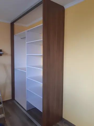 Vnitřní uspořádání skříně na míru, světlý dekor dřeva