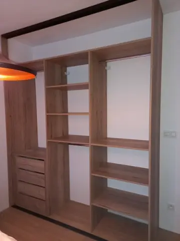 Vnitřní uspořádání skříně na míru v dekoru dub