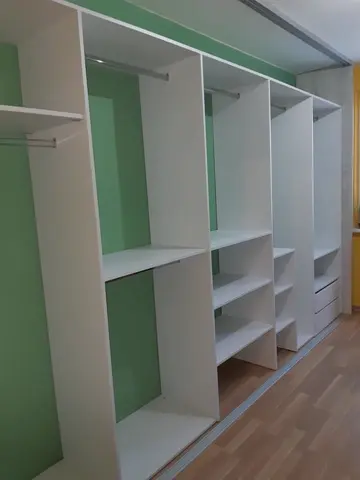 Vnitřní uspořádání skříně na míru, bílá