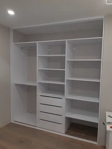 Vnitřní uspořádání skříně na míru, bílá