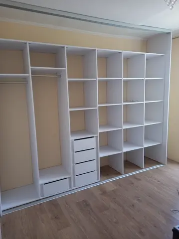 Vnitřní uspořádání skříně na míru, bílá