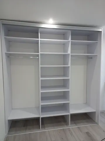 Vnitřní uspořádání skříně na míru, bílá