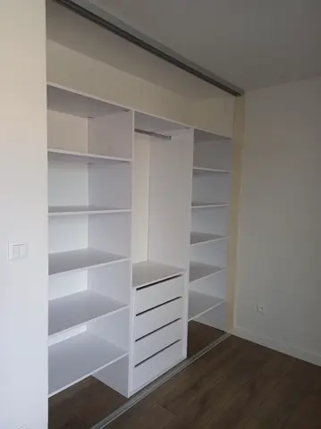 Vnitřní uspořádání skříně na míru, bílá