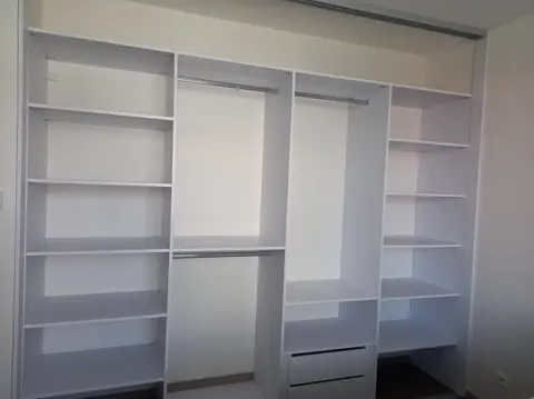 Vnitřní uspořádání skříně na míru, bílá