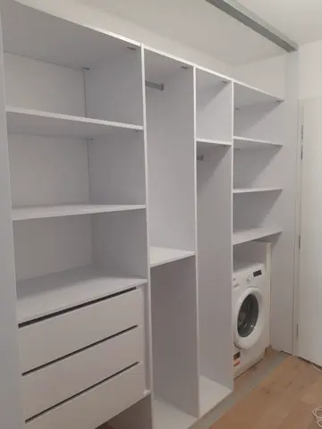 Vnitřní uspořádání skříně na míru, bílá