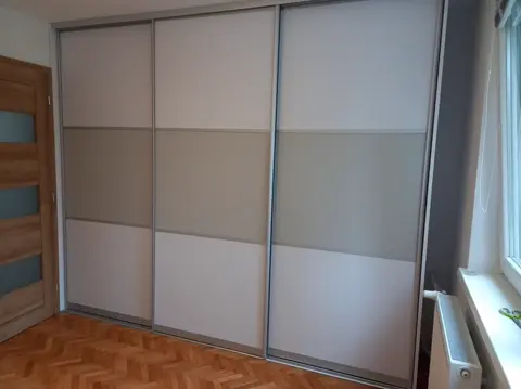Vnitřní uspořádání skříně na míru, kombinace dekorů