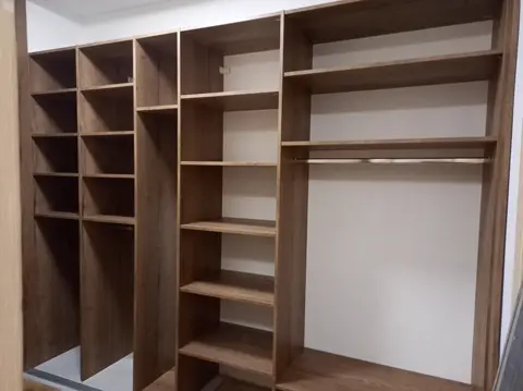 Vnitřní uspořádání skříně na míru v dekoru dub