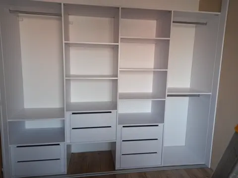 Vnitřní uspořádání skříně na míru, bílá
