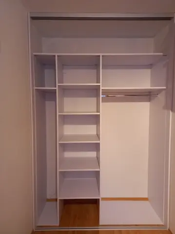 Vnitřní uspořádání skříně na míru, bílá