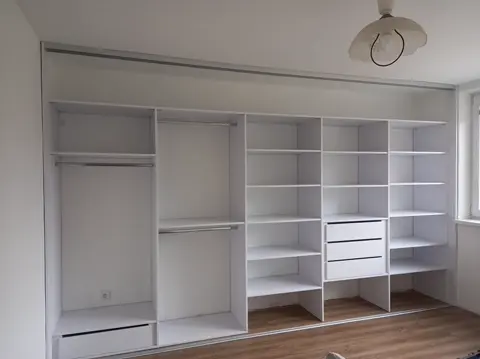 Vnitřní uspořádání skříně na míru, bílá