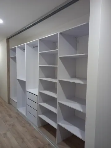 Vnitřní uspořádání skříně na míru, bílá