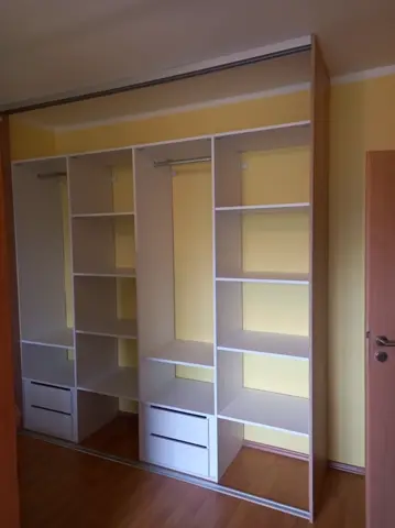 Vnitřní uspořádání skříně na míru, bílá