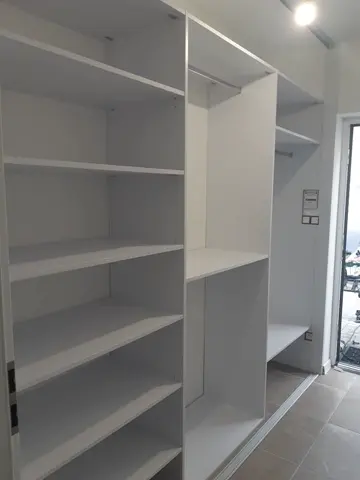 Vnitřní uspořádání skříně na míru, bílá