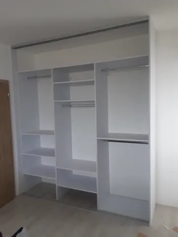 Vnitřní uspořádání skříně na míru, bílá