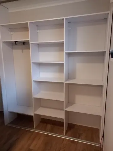 Vnitřní uspořádání skříně na míru, bílá