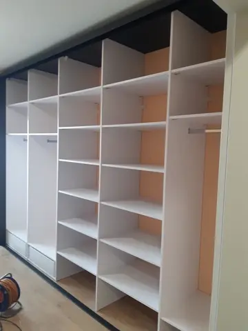 Vnitřní uspořádání skříně na míru, bílá