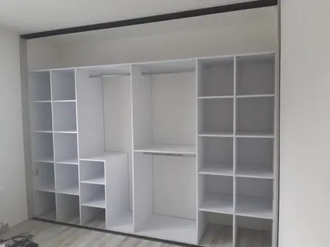 Vnitřní uspořádání skříně na míru, bílá