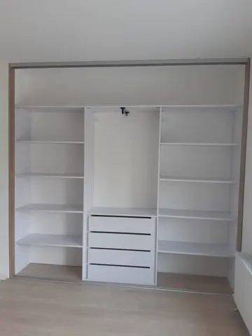 Vnitřní uspořádání skříně na míru, bílá
