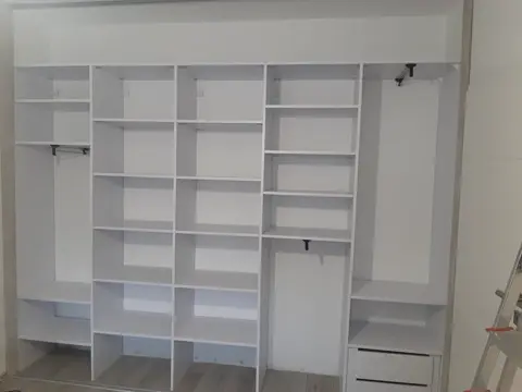 Vnitřní uspořádání skříně na míru, bílá