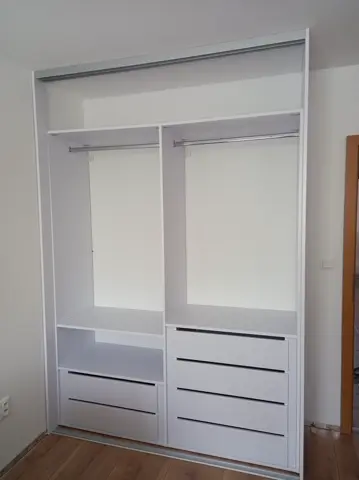 Vnitřní uspořádání skříně na míru, bílá