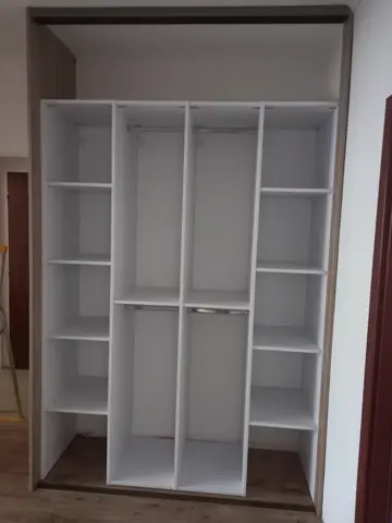 Vnitřní uspořádání skříně na míru, bílá