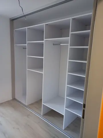 Vnitřní uspořádání skříně na míru, bílá