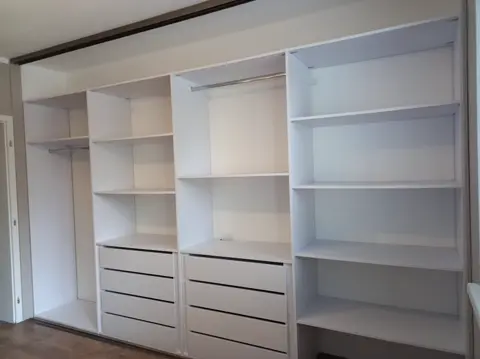 Vnitřní uspořádání skříně na míru, bílá