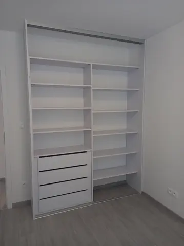 Vnitřní uspořádání skříně na míru, bílá