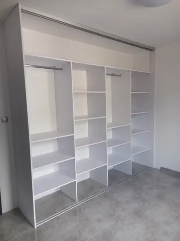 Vnitřní uspořádání skříně na míru, bílá