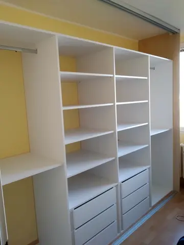 Vnitřní uspořádání skříně na míru, bílá