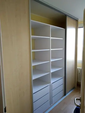 Vnitřní uspořádání skříně na míru, světlý dekor dřeva