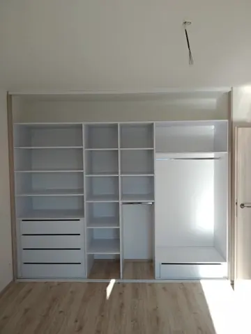 Vnitřní uspořádání skříně na míru, bílá