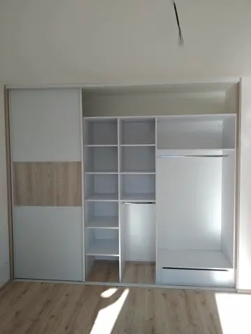 Vnitřní uspořádání skříně na míru, bílá