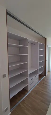 Vnitřní uspořádání skříně na míru, bílá