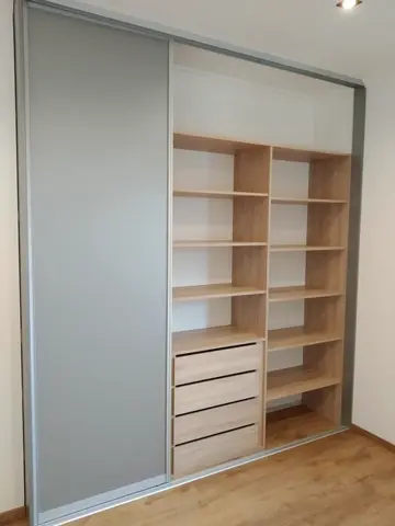 Vnitřní uspořádání skříně na míru, kombinace dekorů