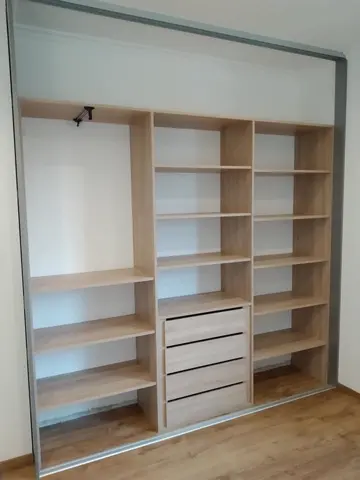 Vnitřní uspořádání skříně na míru v dekoru dub