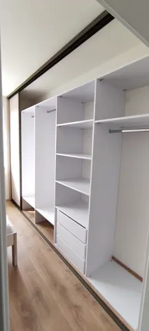 Vnitřní uspořádání skříně na míru, bílá