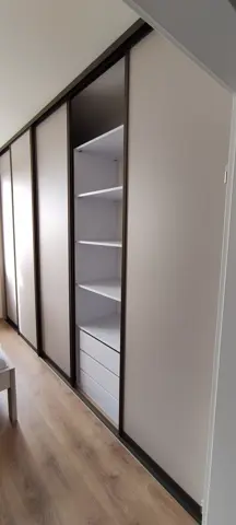Vnitřní uspořádání skříně na míru, bílá
