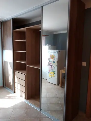 Vnitřní uspořádání skříně na míru v dekoru ořech