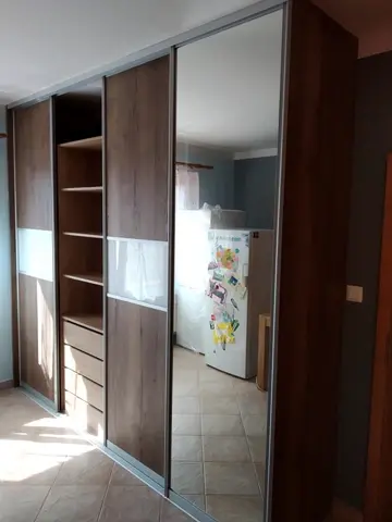 Vnitřní uspořádání skříně na míru v dekoru ořech