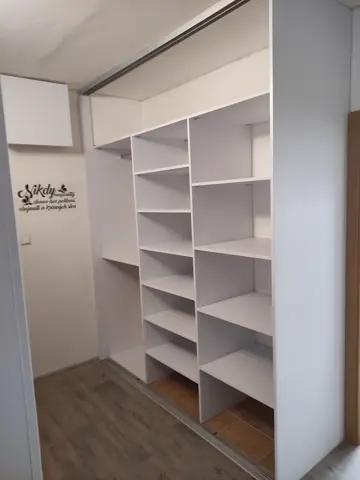 Vnitřní uspořádání skříně na míru, bílá