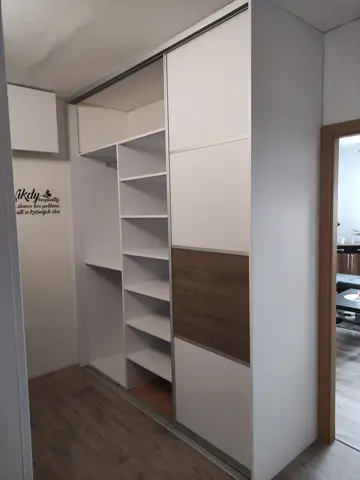 Vnitřní uspořádání skříně na míru, kombinace dekorů