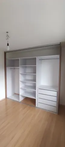 Vnitřní uspořádání skříně na míru, bílá