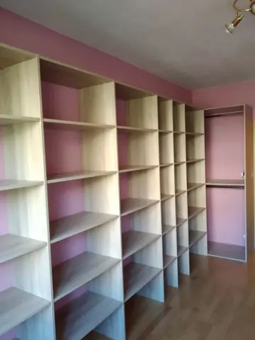 Vnitřní uspořádání skříně na míru v dekoru dub